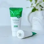 Очищаюча пінка для вмивання проти акне із зеленим чаєм Laikou tea tree acne cleanser